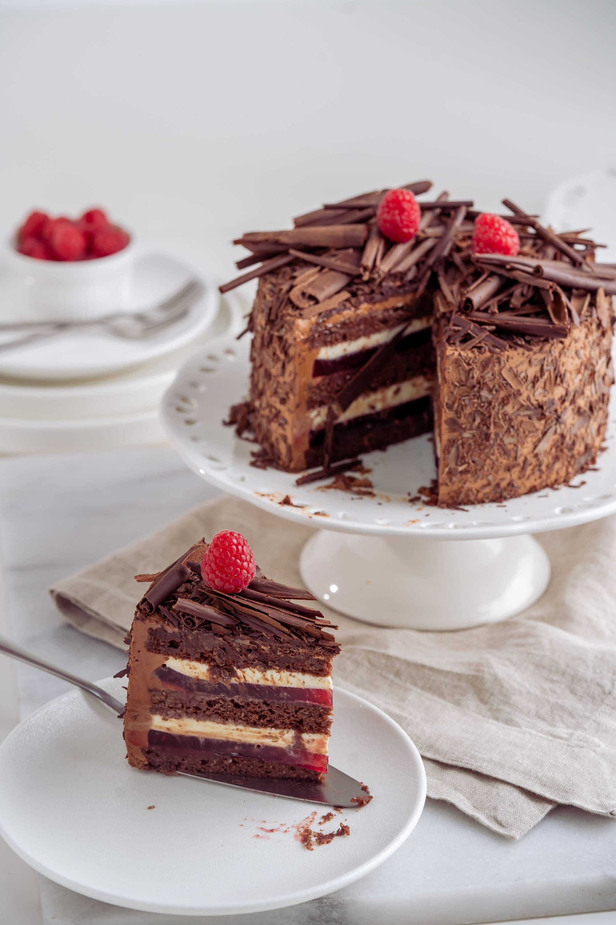 Bolo de chocolate com raspas e fatia servida