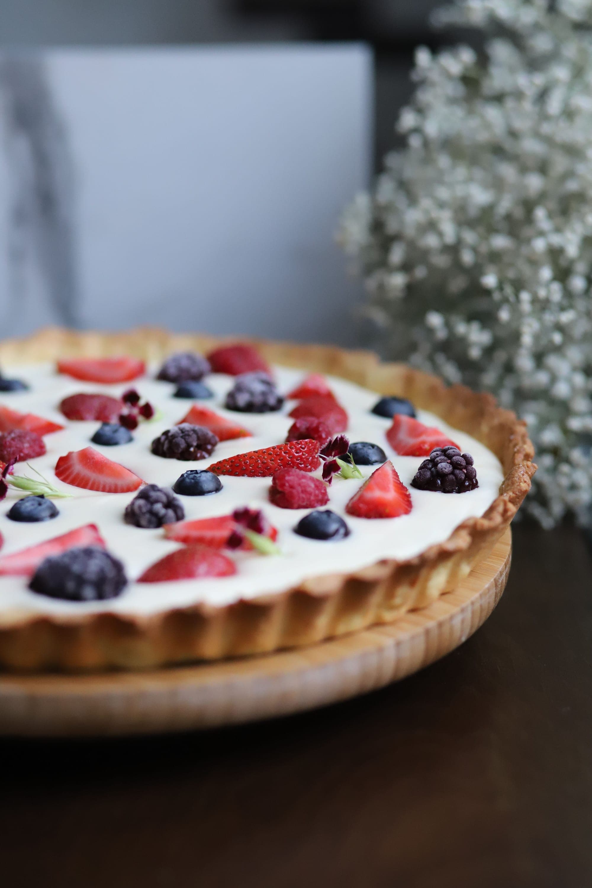 Torta de creme com morangos e mirtilos