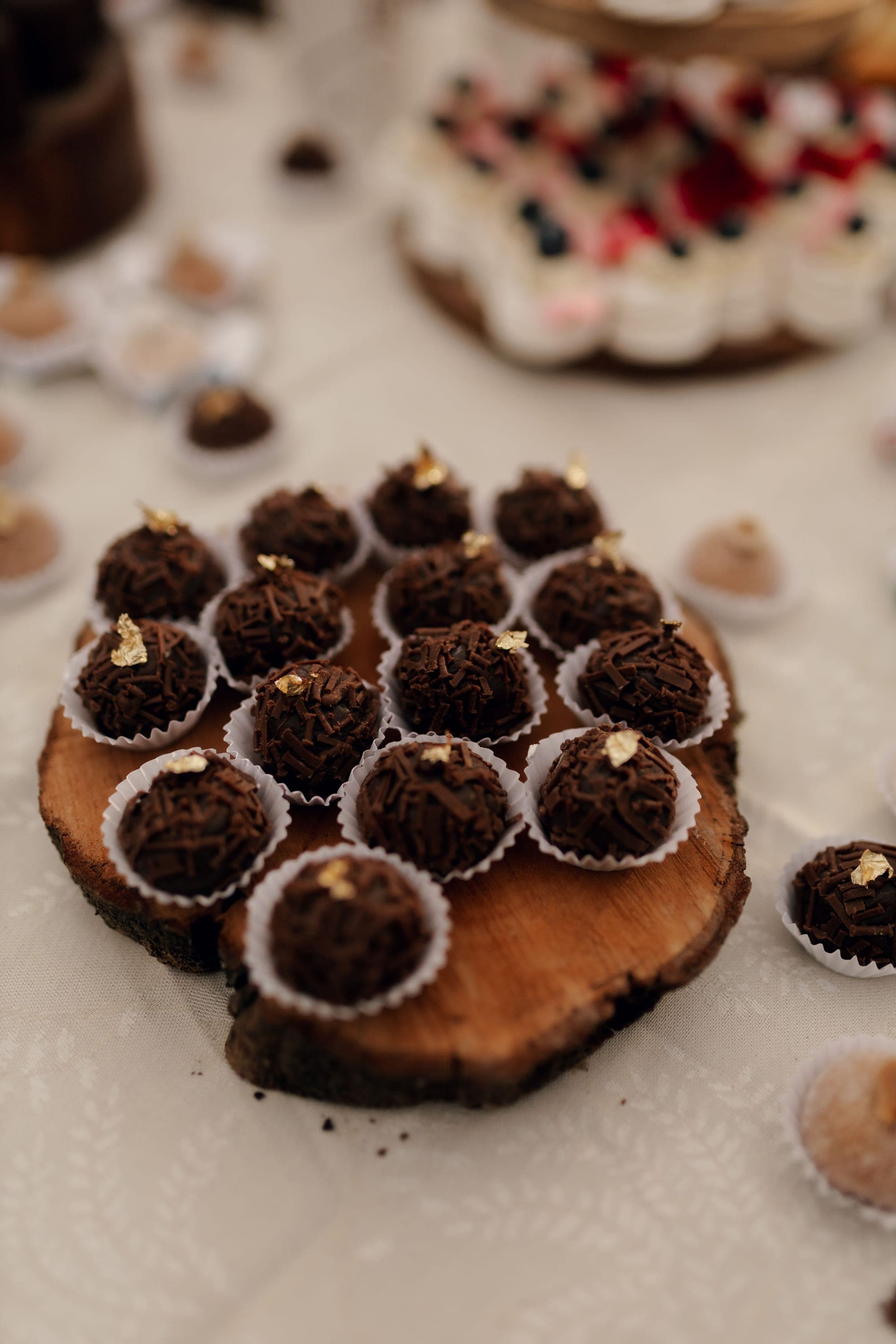 Brigadeiros com folha de ouro em forminhas