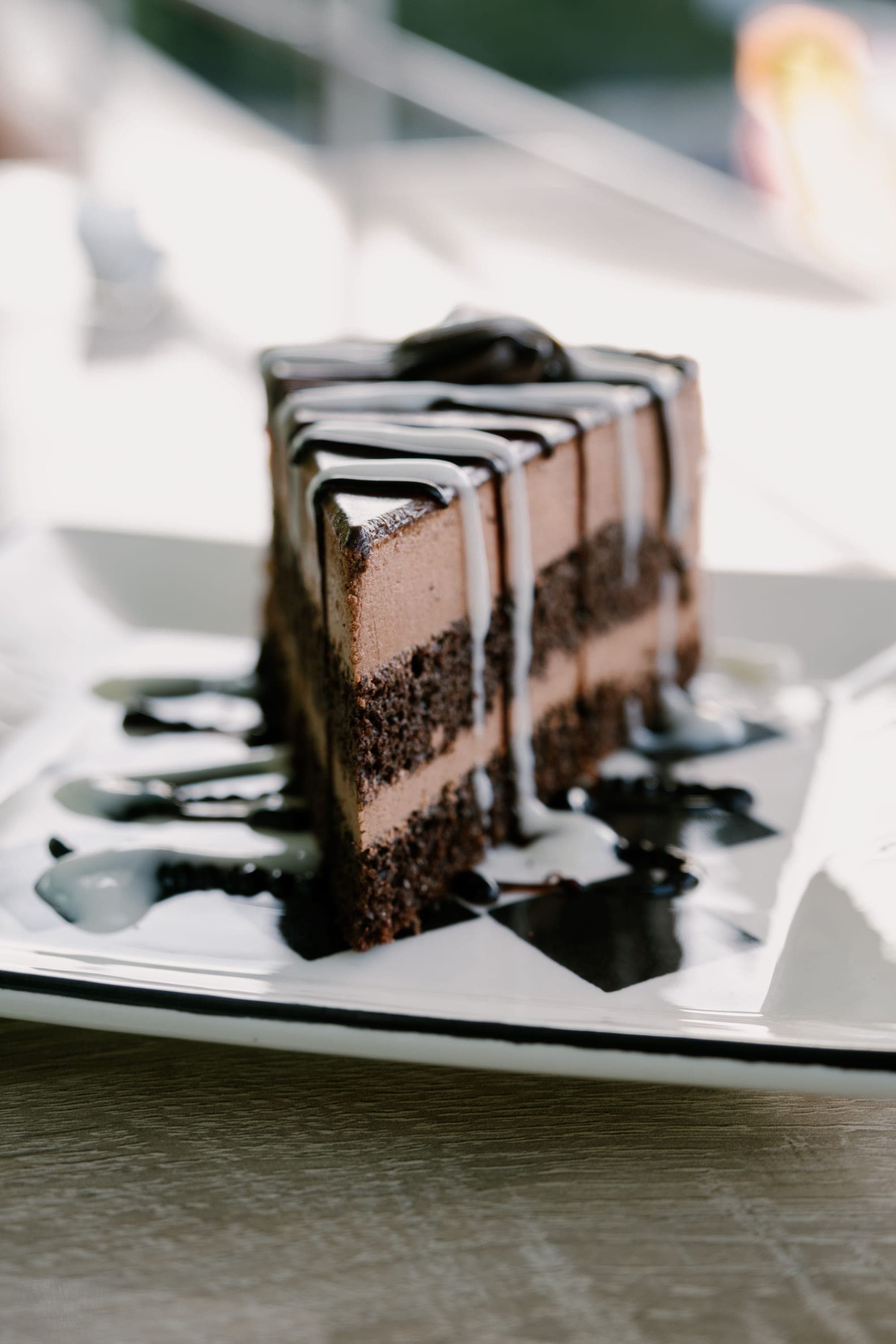 Fatia de bolo de chocolate com calda