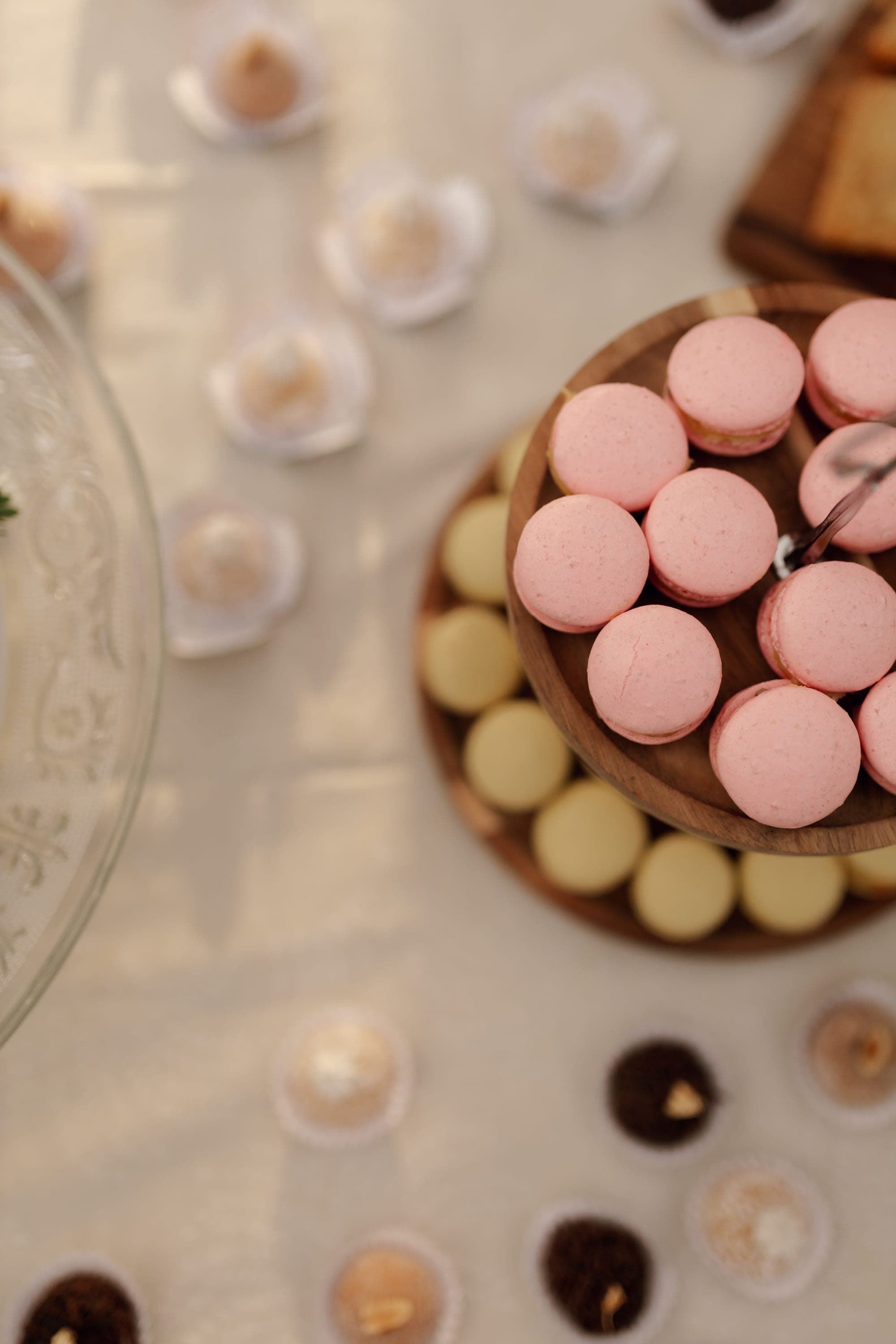 Macarons rosados em mesa de festa