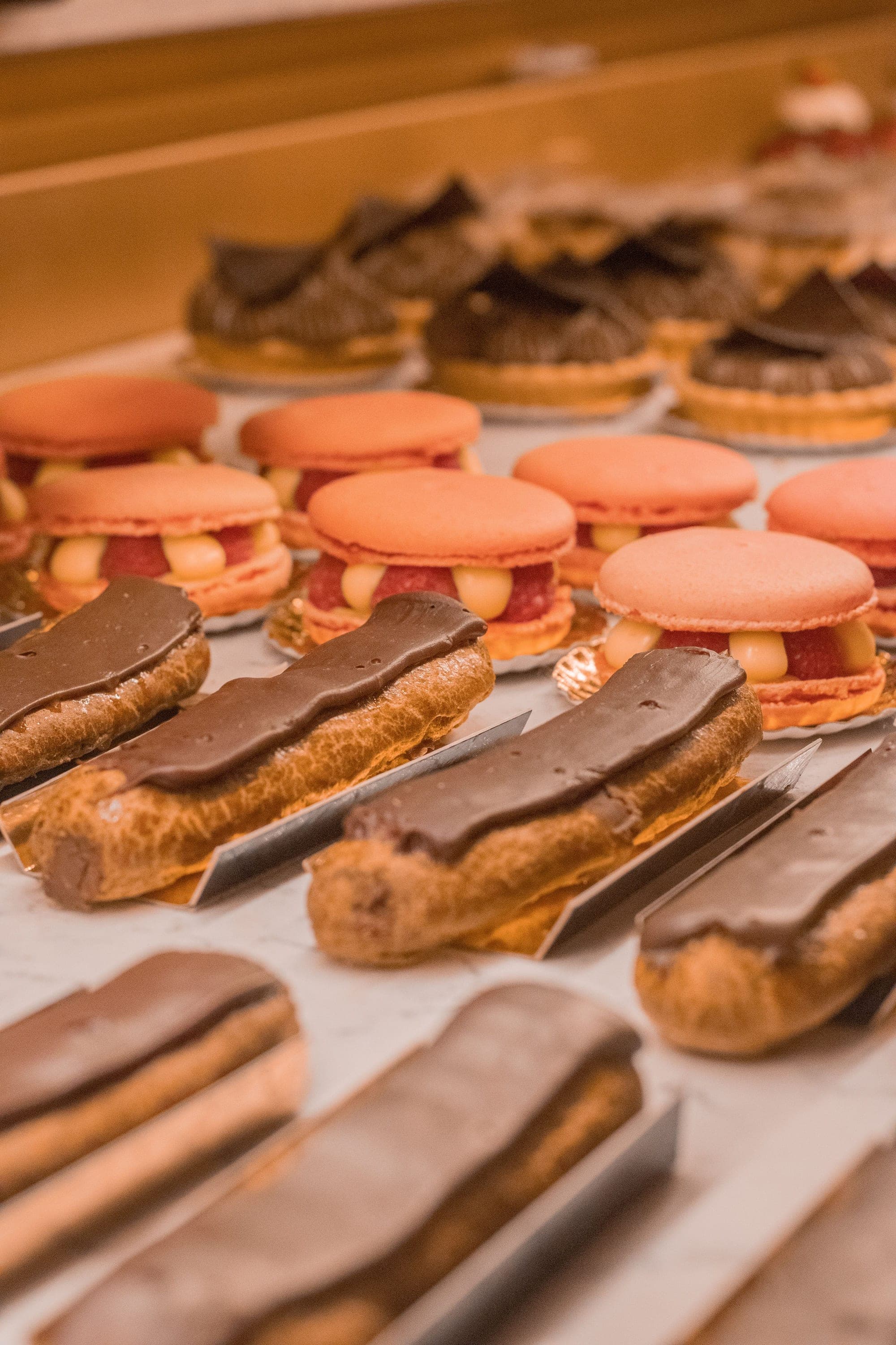 Éclairs de chocolate e macarons