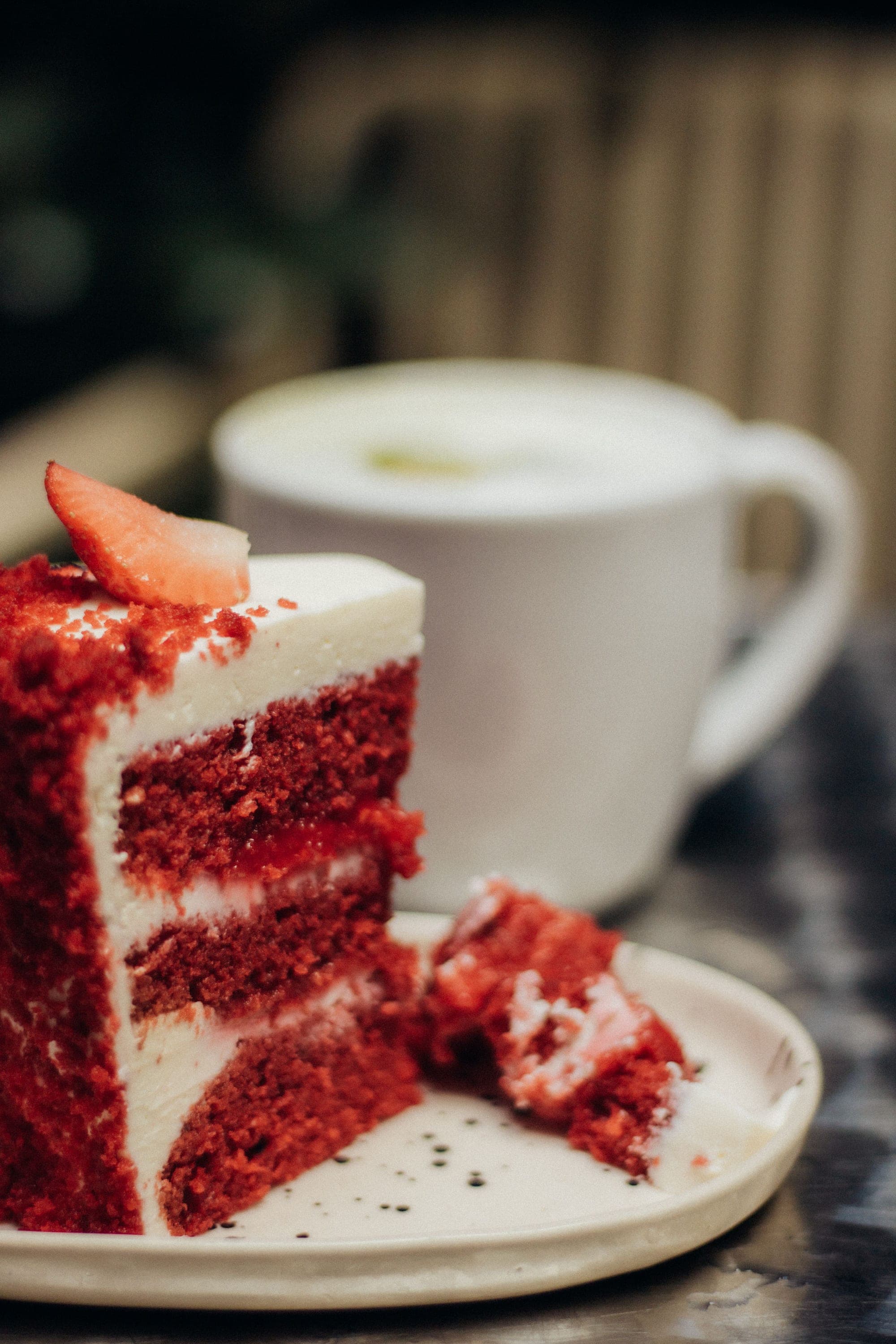 Fatia de red velvet com cobertura de cream cheese